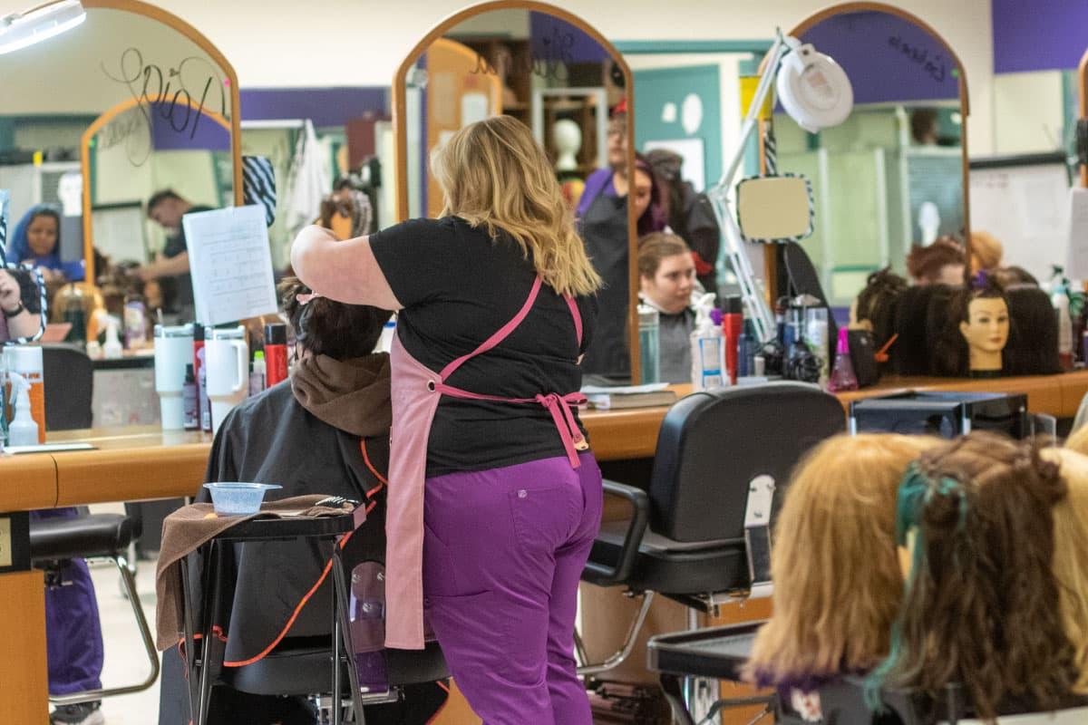 A 火博体育 student giving a hair cut